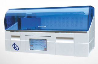 How does automatic tissue staining develop in a histology laboratory?